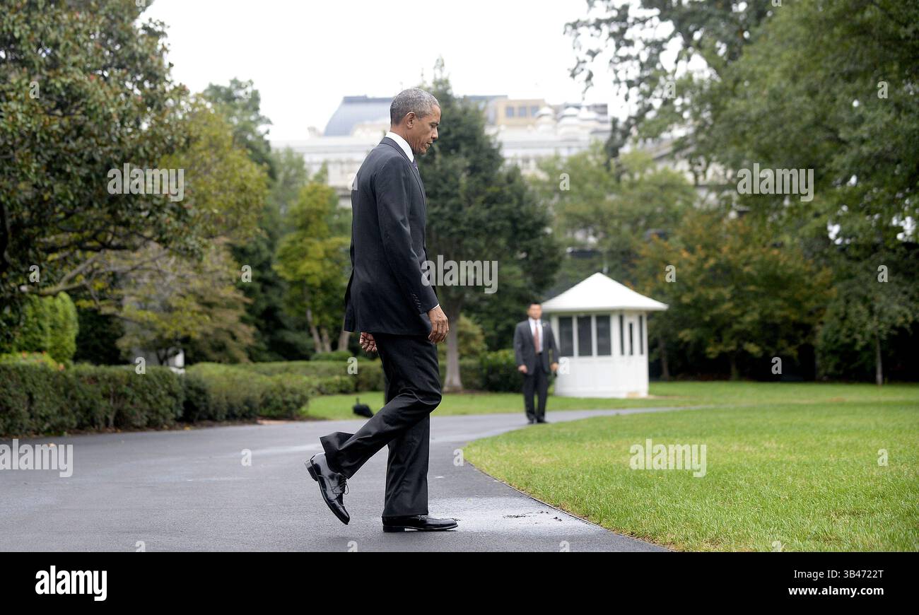 4 ottobre 2015 - Washington, District of Columbia, Stati Uniti d'America - il presidente degli Stati Uniti Barack Obama cammina sul South Lawn verso il Marine prima della sua partenza dalla Casa Bianca il 4 ottobre 2015 a Washington, DC. Il presidente Obama sta viaggiando a Emmitsburg, Maryland per presentare osservazioni al 34th National Fallen Firefighters Memorial Service..credito: Olivier Douliery / Pool via CNP (Credit Image: © Olivier Douliery/CNP via ZUMA Wire) Foto Stock