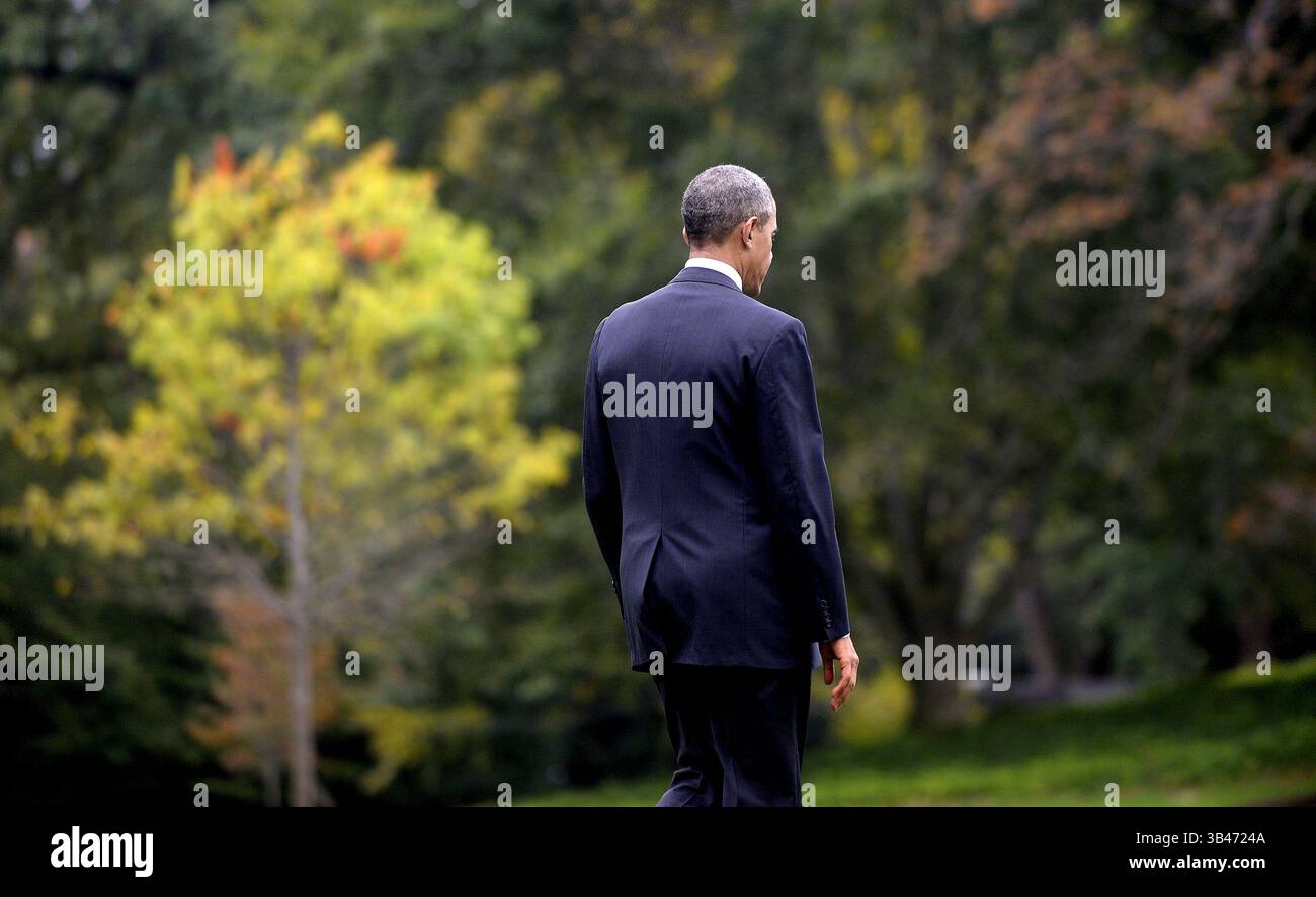 4 ottobre 2015 - Washington, District of Columbia, Stati Uniti d'America - il presidente degli Stati Uniti Barack Obama cammina sul South Lawn verso il Marine prima della sua partenza dalla Casa Bianca il 4 ottobre 2015 a Washington, DC. Il presidente Obama sta viaggiando a Emmitsburg, Maryland per presentare osservazioni al 34th National Fallen Firefighters Memorial Service..credito: Olivier Douliery / Pool via CNP (Credit Image: © Olivier Douliery/CNP via ZUMA Wire) Foto Stock