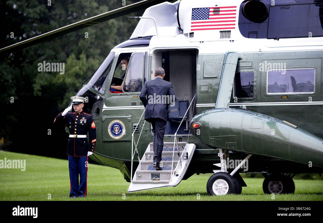 4 ottobre 2015 - Washington, Distretto di Columbia, Stati Uniti d'America - il presidente degli Stati Uniti Barack Obama sale a bordo di Marine One prima della sua partenza dalla Casa Bianca il 4 ottobre 2015 a Washington, DC. Il presidente Obama si reca a Emmitsburg, Maryland, per esporre le sue osservazioni al 34° National Fallen Firefighters Memorial Service. Foto Stock