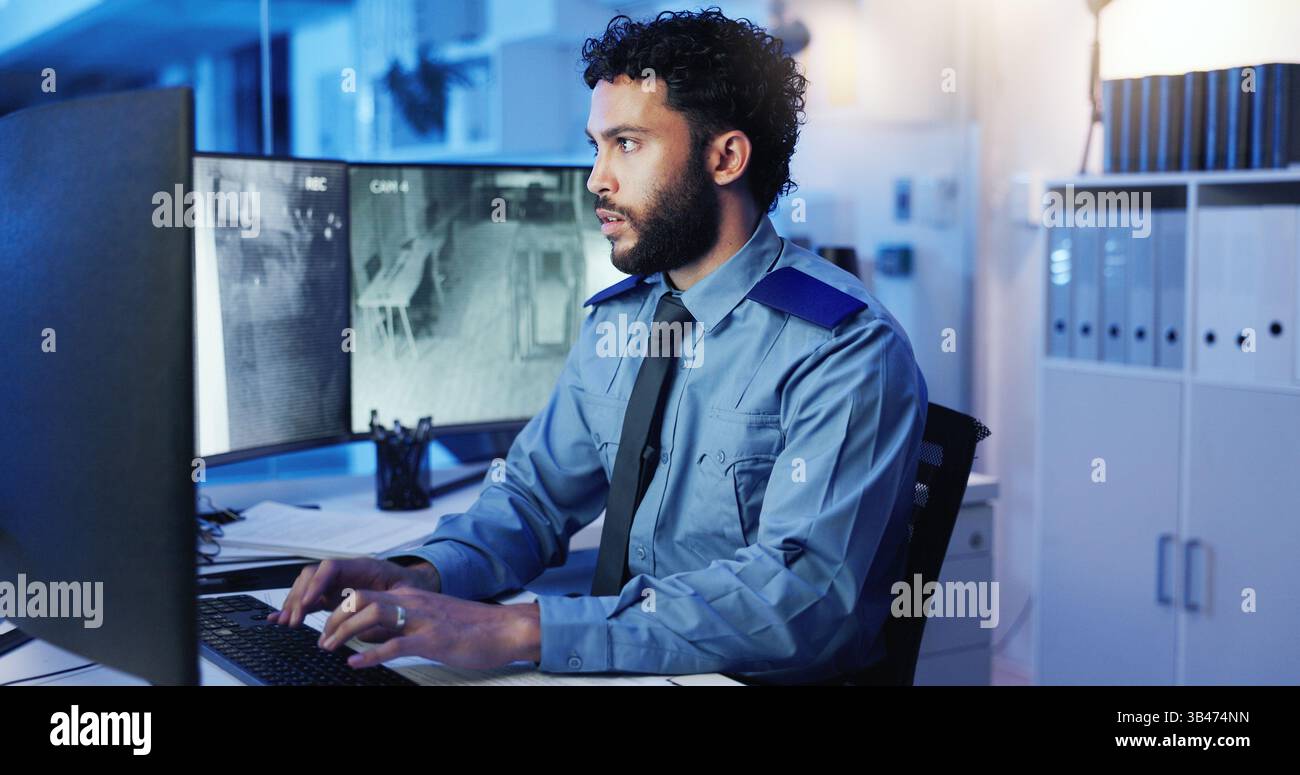 Sicurezza, computer e uomo in sala di controllo per sorveglianza, investigazione e servizio di protezione. Forze dell'ordine, schermo e persona con riprese Foto Stock