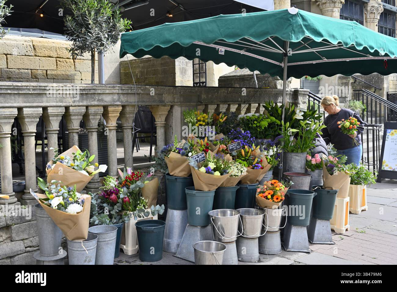 Venditore di fiori con cavalletto sul marciapiede Bristol, in cima a Park Street, vicino all'Università di Bristol, dove opera da oltre 45 anni Foto Stock