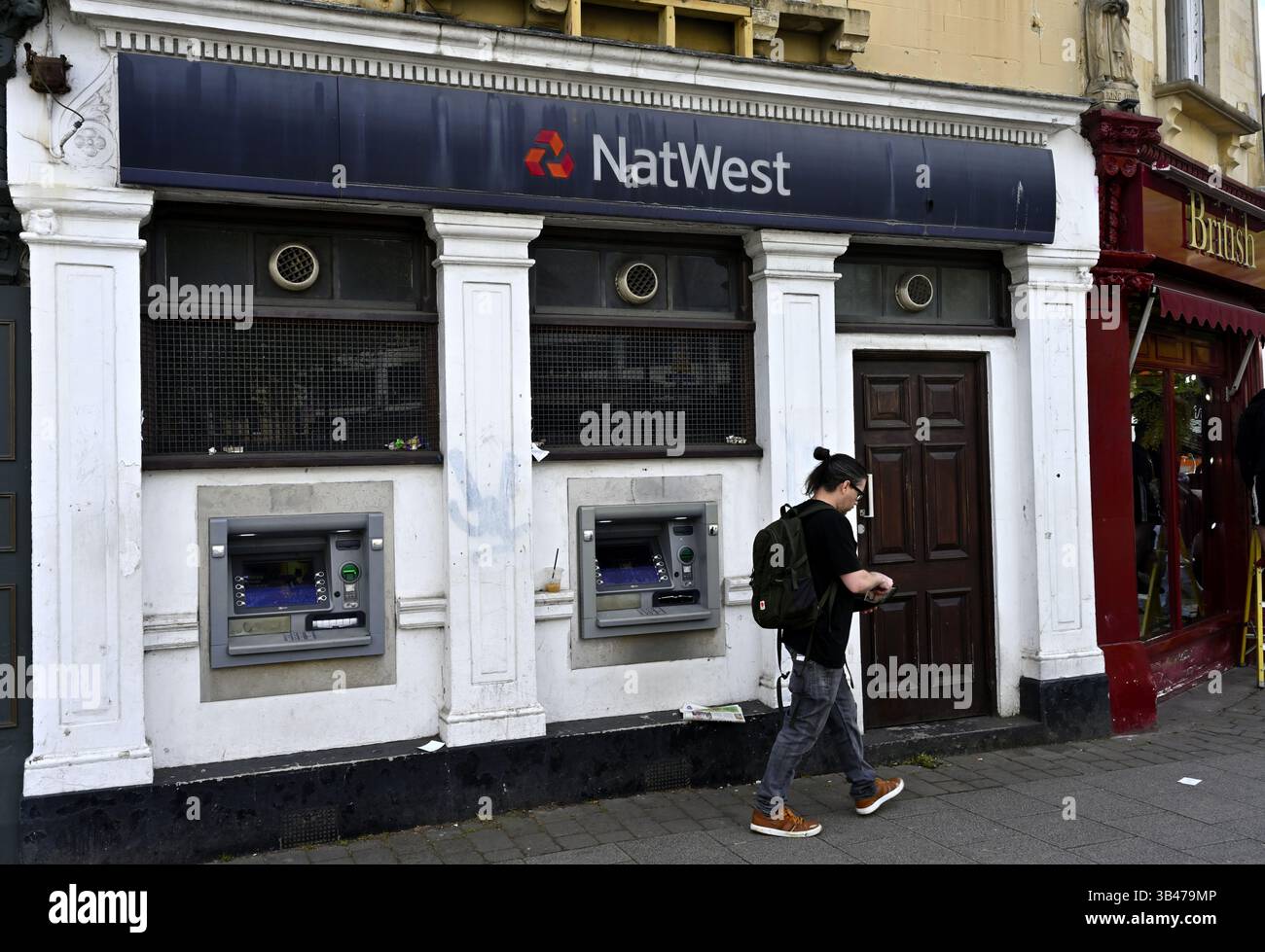 Fuori dalla banca NatWest con 2 bancomat rivolti verso il marciapiede, Clifton Down, Bristol, Regno Unito Foto Stock