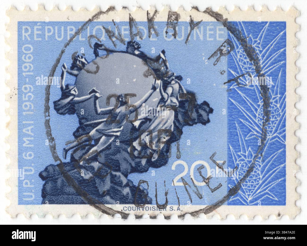 GUINEA - 1960 maggio 6: Francobollo ultramarino da 20 franchi e blu scuro raffigurante il Monumento UPU a Berna, Svizzera. Primo anniversario dell'ammissione (approvazione) della Guinea all'UPU. La Repubblica di Guinea è un paese costiero dell'Africa occidentale. Viene talvolta indicata come Guinea-Conakry dal nome della sua capitale Conakry, per distinguerla da altri territori della regione omonima come la Guinea-Bissau e la Guinea Equatoriale. Ex Guinea francese, ha raggiunto l'indipendenza nel 1958. Ha una storia di colpi di stato militari Foto Stock