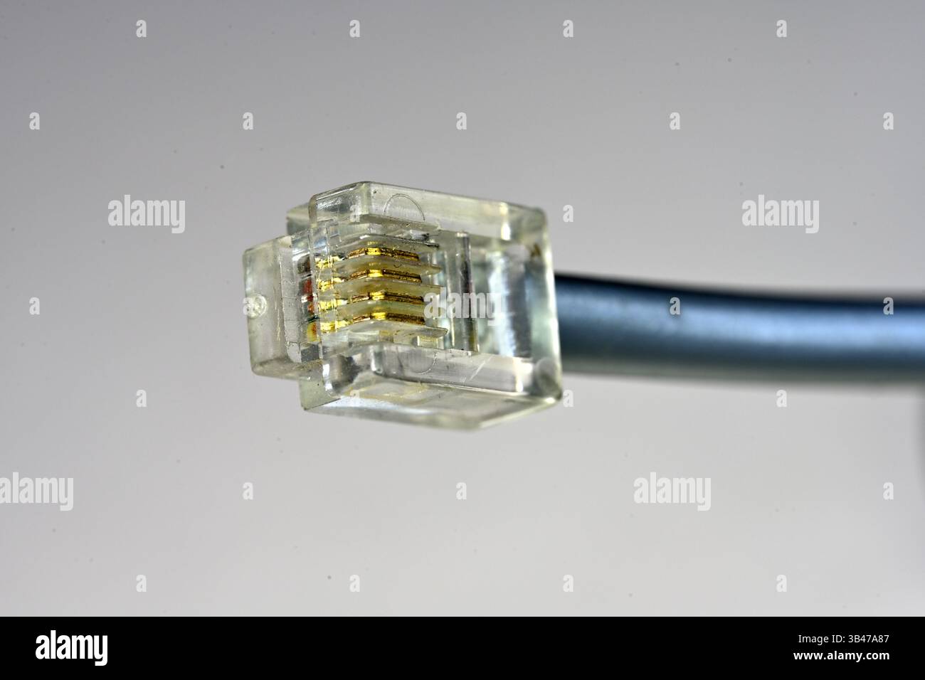 Connettore maschio RJ11 comunemente utilizzato sui cavi telefonici. Più piccolo del RJ45 utilizzato su cavi Ethernet e telefonici Foto Stock
