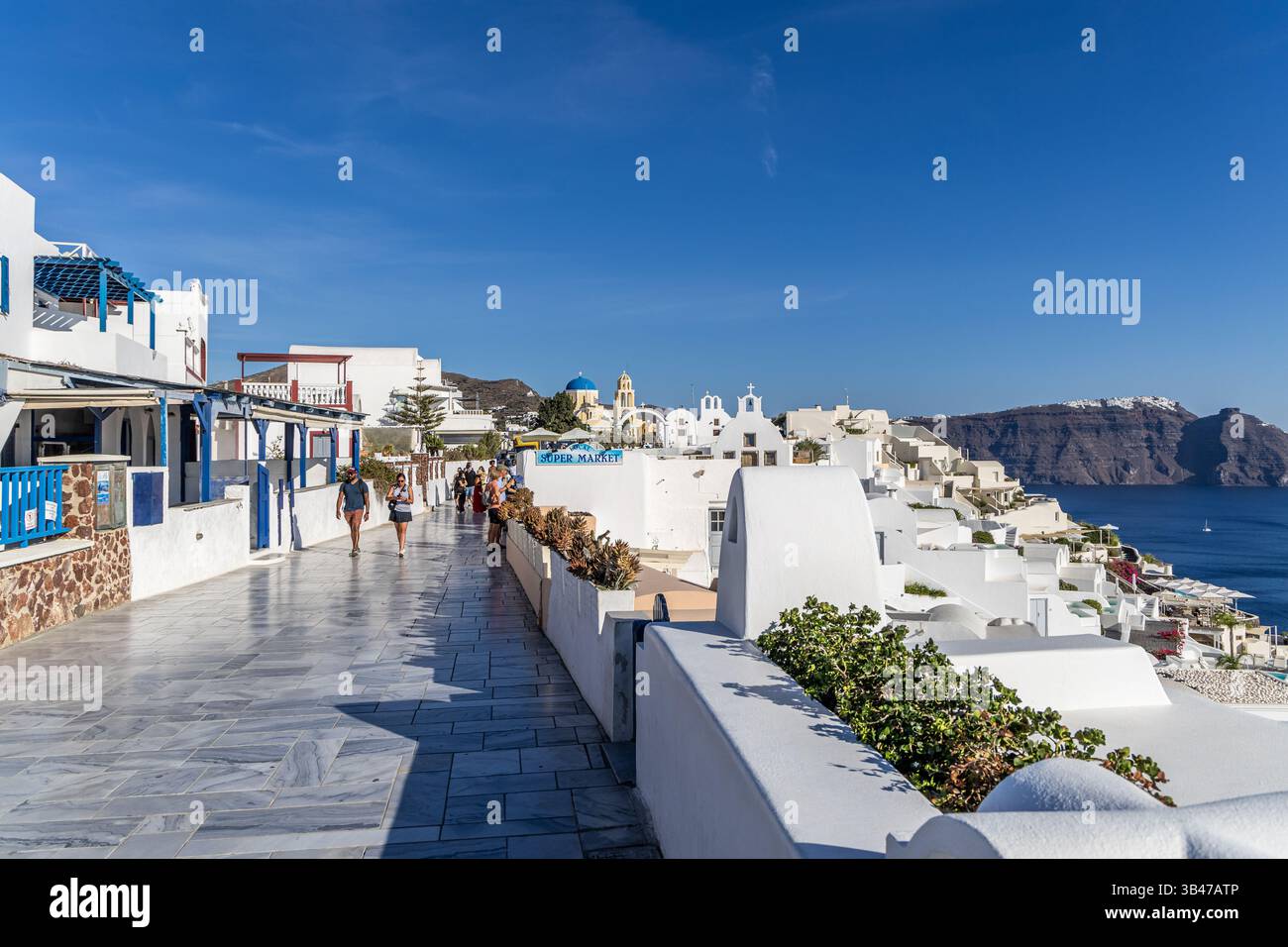 Santorini, Grecia - 15 ottobre 2024: Santorini, Grecia - 15 ottobre 2024: Passeggiare per Santorini: I turisti godono di una giornata di sole lungo l'isola Foto Stock
