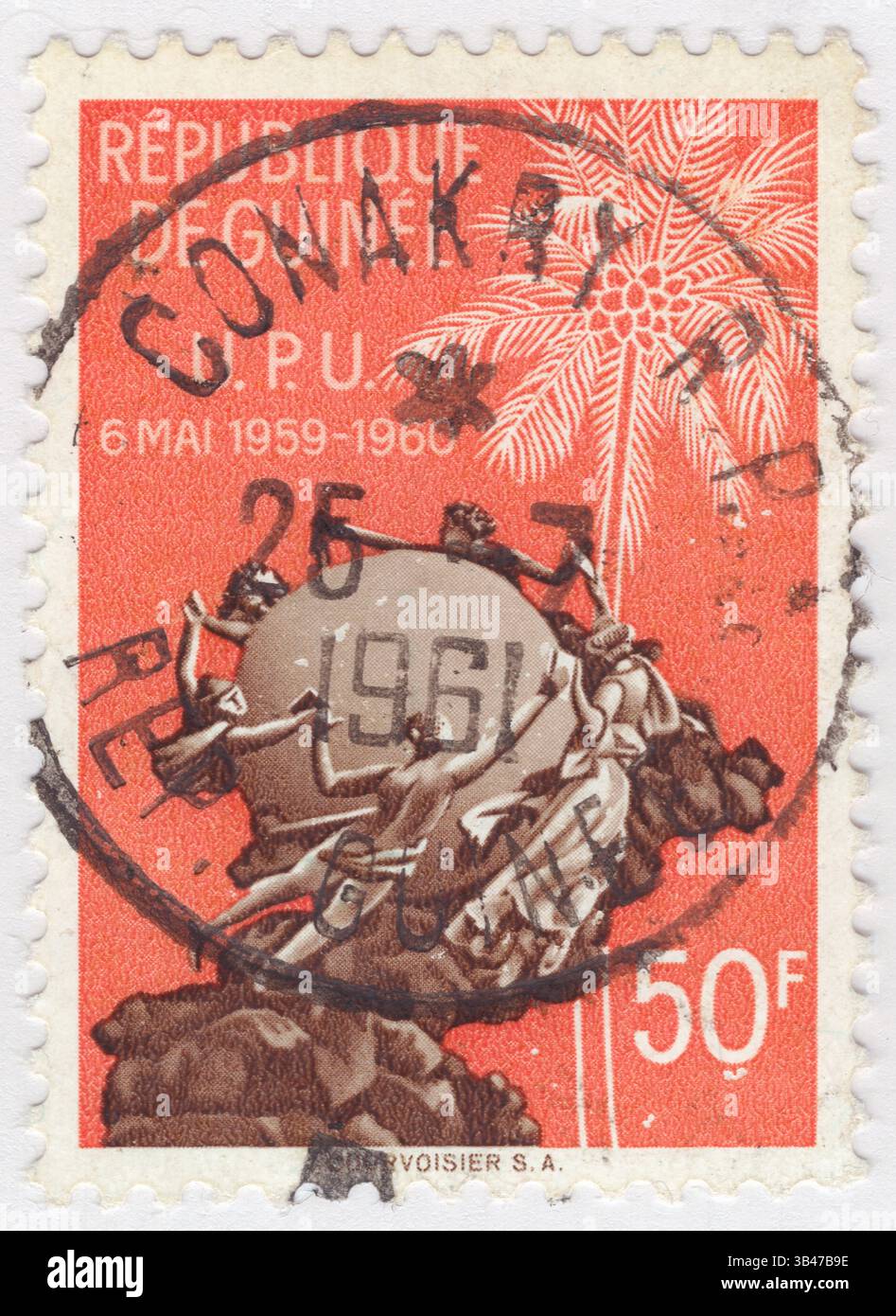 GUINEA - 1960 maggio 6: Francobollo rosso-arancione e marrone da 50 franchi raffiguranti il Monumento UPU a Berna, Svizzera. Primo anniversario dell'ammissione (approvazione) della Guinea all'UPU. La Repubblica di Guinea è un paese costiero dell'Africa occidentale. Viene talvolta indicata come Guinea-Conakry dal nome della sua capitale Conakry, per distinguerla da altri territori della regione omonima come la Guinea-Bissau e la Guinea Equatoriale. Ex Guinea francese, ha raggiunto l'indipendenza nel 1958. Ha una storia di colpi di stato militari Foto Stock