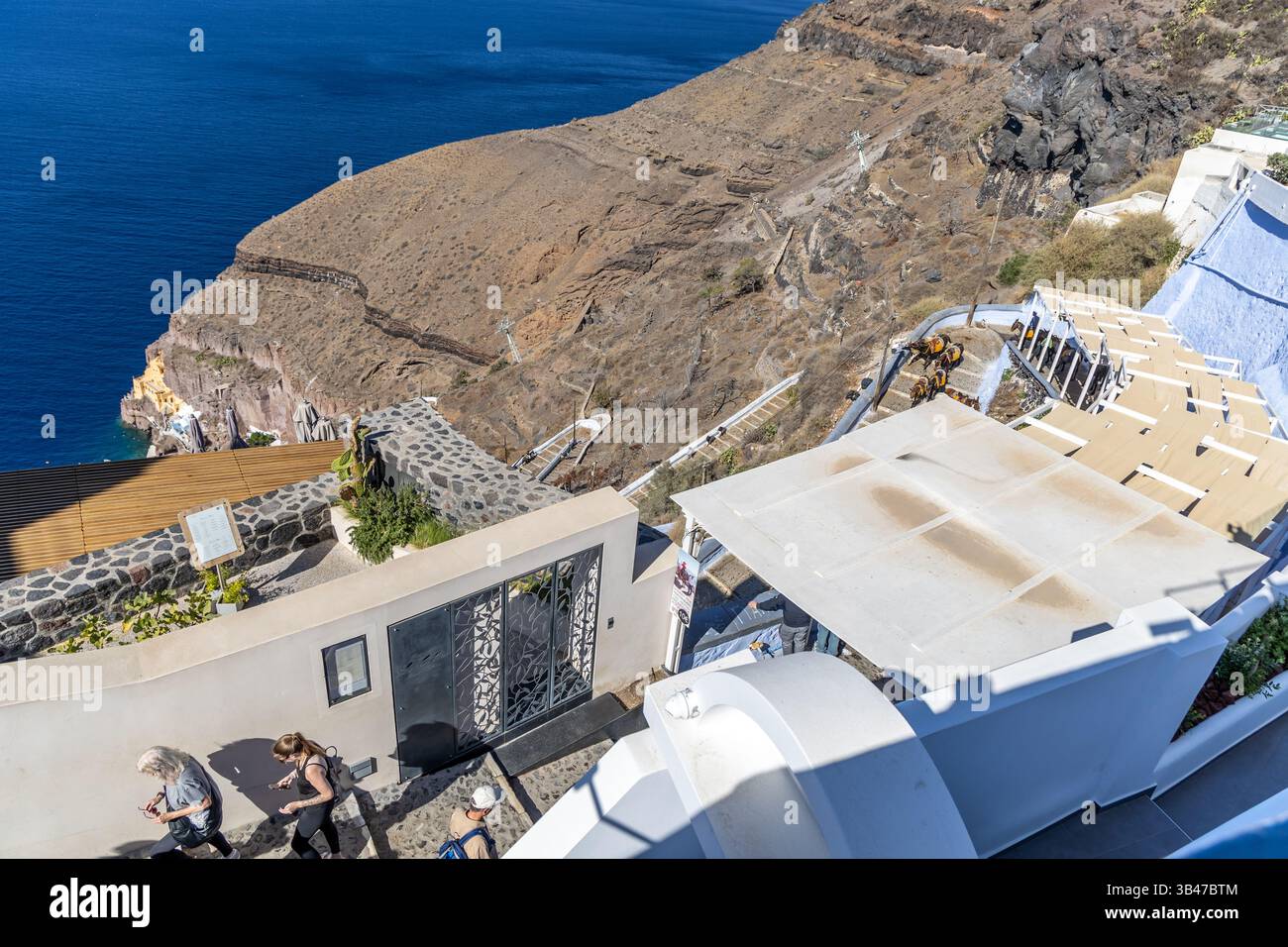 Santorini, Grecia - 15 ottobre 2024: Ammira la scalinata che conduce alla scogliera di Santorini: Un mix di bellezza naturale e artificiale. Foto Stock