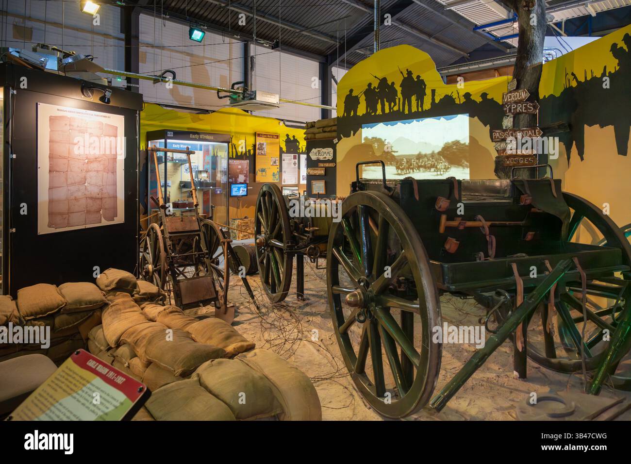 Un histórico vagone militare britannico per cavi usato dal 1911 al 1937 esposto in una galleria della Prima Guerra Mondiale al Royal Signals Museum, Blandford, Regno Unito Foto Stock