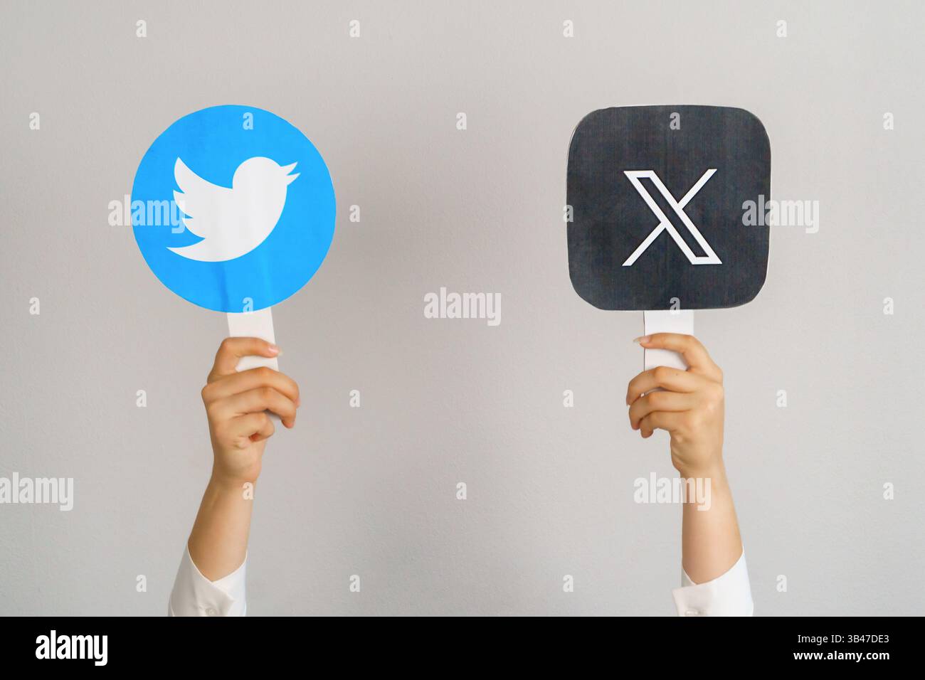 logo twitter vecchio e nuovo. Ragazza con le icone di twitter. Turchia, Istanbul, 17 settembre 2024. Foto Stock