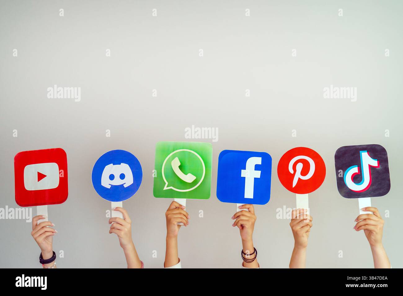 A schede con logo stampati di social network e messaggeri online famosi in tutto il mondo, come YouTube, Discord; WhatsApp; Facebook; Pinterest, TikTok. Centro benessere Foto Stock