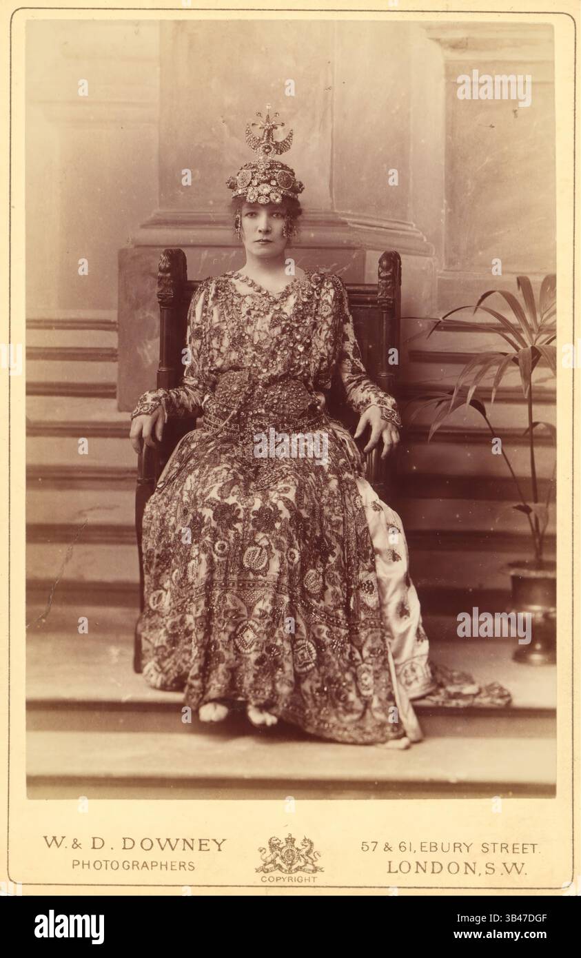 Downey (inglese, attivo dal 1867 al 1908) - (Sarah Bernhardt come imperatrice Theodora nella Teodora di Sardou ) Foto Stock