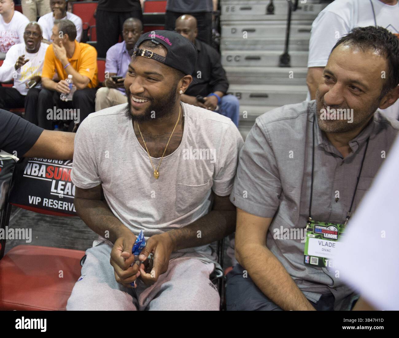 12 luglio 2015 - Las Vegas, Nev, Stati Uniti - DeMarcus Cousins e Vlade Divac, presidente delle operazioni di pallacanestro vide l'ex allenatore dei Kings Michael Malone si avvicinano a loro prima della partita dei Sacramento Kings contro i Denver Nuggets domenica 12 luglio 2015 al Cox Pavilion di Las Vegas, Nevada. (Immagine di credito: © Hector Amezcua/Sacramento Bee via ZUMA Press) Foto Stock
