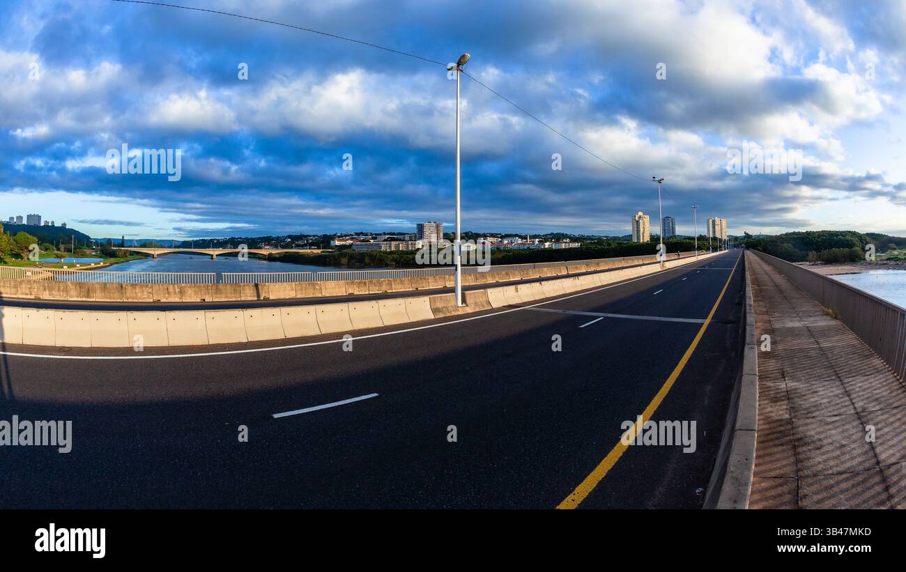 Panoramica mattutina dal ponte che attraversa l'autostrada del paesaggio del fiume Umgeni appena a nord della città di Durban Foto Stock