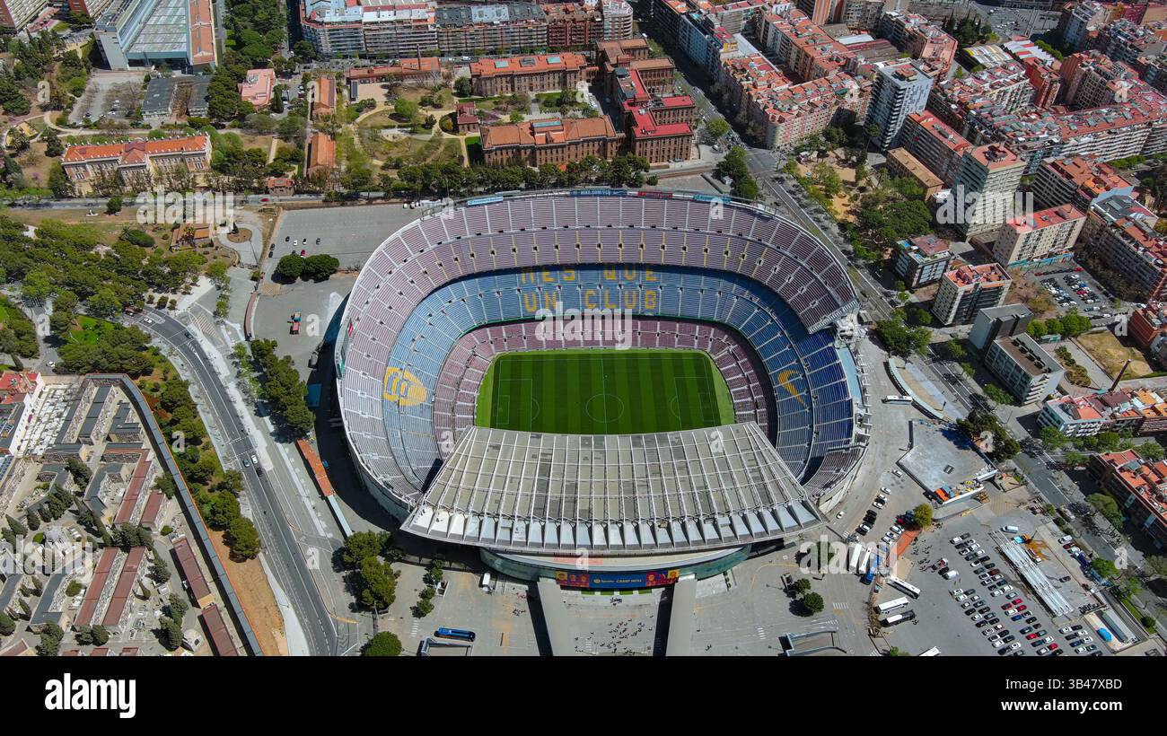 Splendida vista aerea del Camp Nou, l'iconico stadio di calcio del Barcellona, annidato nel paesaggio urbano della capitale catalana, leggendario luogo di ritrovo Foto Stock