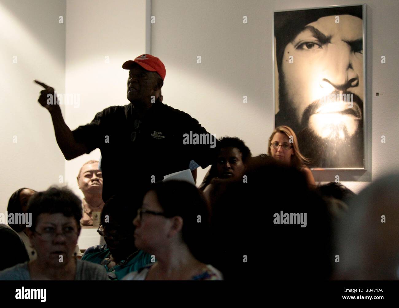 21 agosto 2015 - St. Petersburg, Florida, Stati Uniti - DIRK SHADD | Times .con una foto di Ice Cube incombente sullo sfondo, Moses Holmes, che ha insegnato alla Melrose Elementary per sei anni negli anni '1960, e si è ritirato NEA (National Education Association), si rivolge al Pinellas County Schools Superintendent Dr. Michael Grego e Pinellas County School Board Member Rene Flowers al Dr. Carter G. Woodson 2240th American Museum. Il forum è stato quello di discutere l'attenzione del distretto scolastico sulle soluzioni per le scuole a basso rendimento. (Immagine di credito: © dir Foto Stock