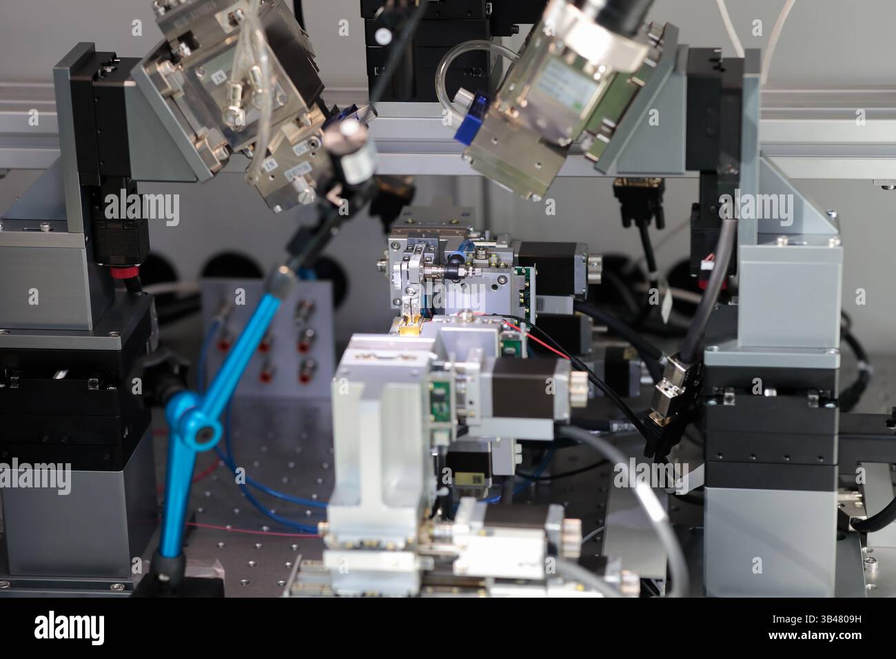 Primo piano sulle apparecchiature per la produzione di circuiti integrati ibridi automatici. Messa a fuoco selettiva. Foto Stock