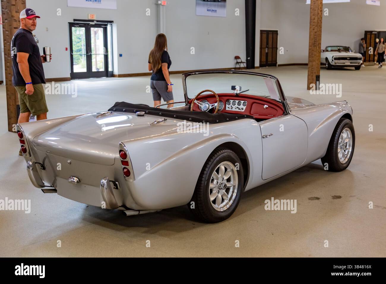 Un'auto sportiva Daimler P250 Dart argentata parcheggiata all'interno di Worldwide Auctioneers ad Auburn, Indiana, USA. Foto Stock