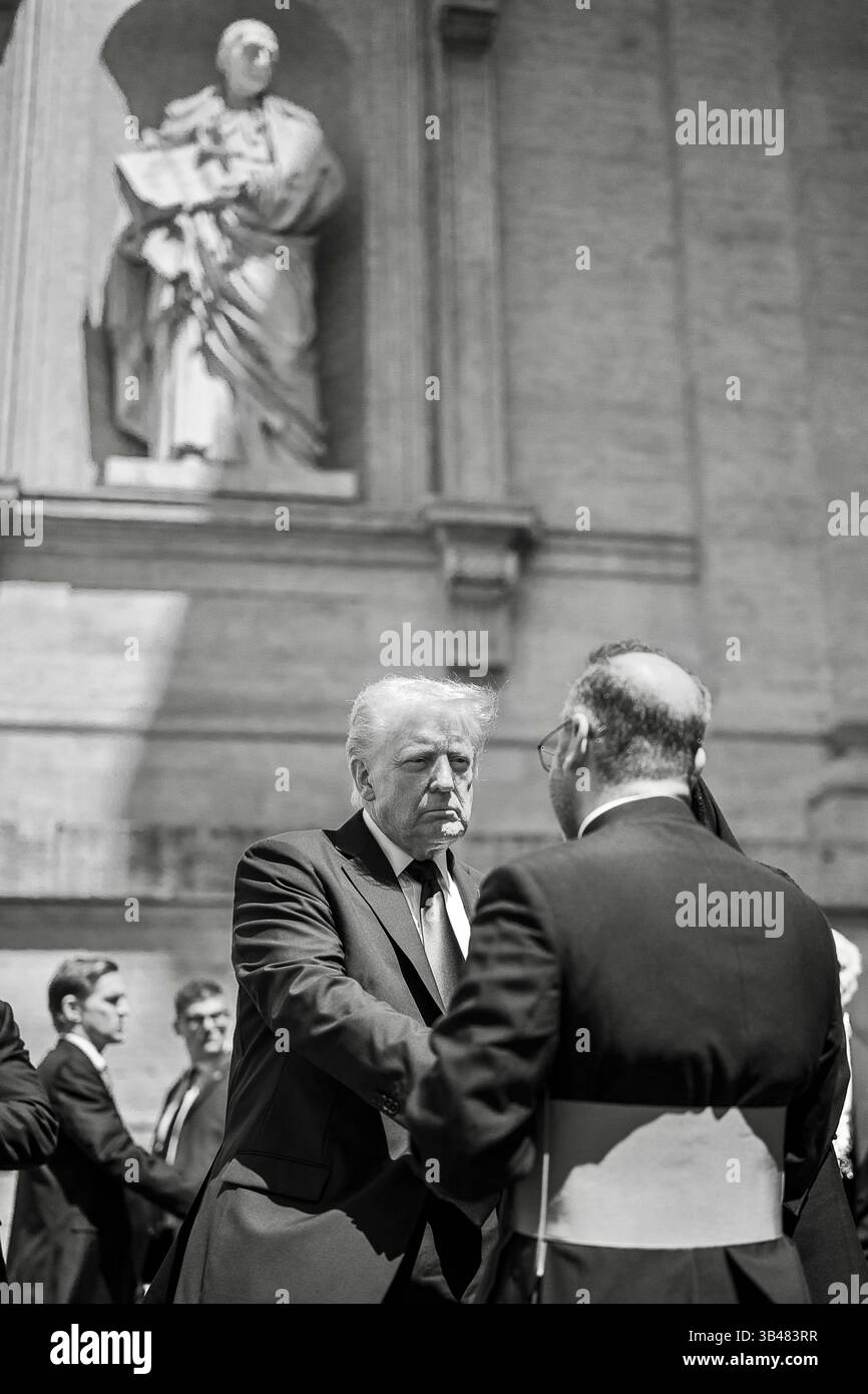VATICANO, ROMA, ITALIA - 26 aprile 2025 - il presidente degli Stati Uniti Donald Trump incontra i funzionari alla messa funebre di Papa Francesco, sabato 26 aprile 20 Foto Stock