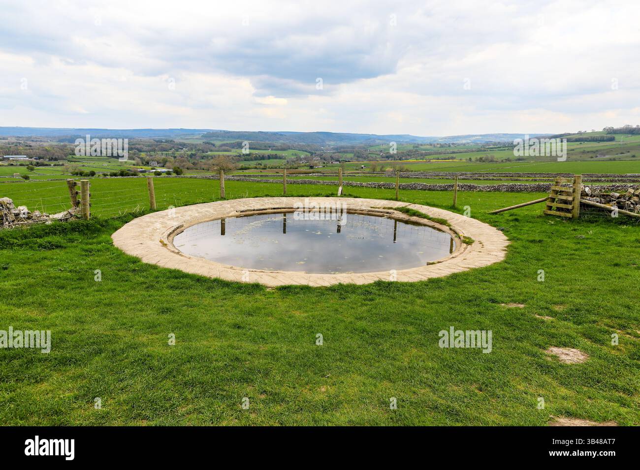 Un laghetto di rugiada restaurato nella zona di White Peak del Peak District National Park vicino a Monsal Dale, Derbyshire, Inghilterra, Regno Unito Foto Stock