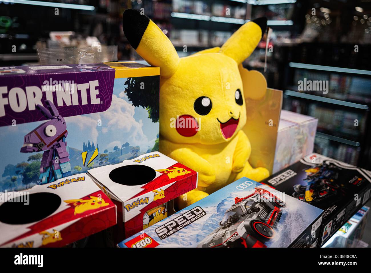 Ivano-Frankivsk, Ucraina - 29 aprile 2025: Fila di giocattoli esposti in un negozio con prodotti Pikachu, Fortnite, Pokemon e LEGO Foto Stock