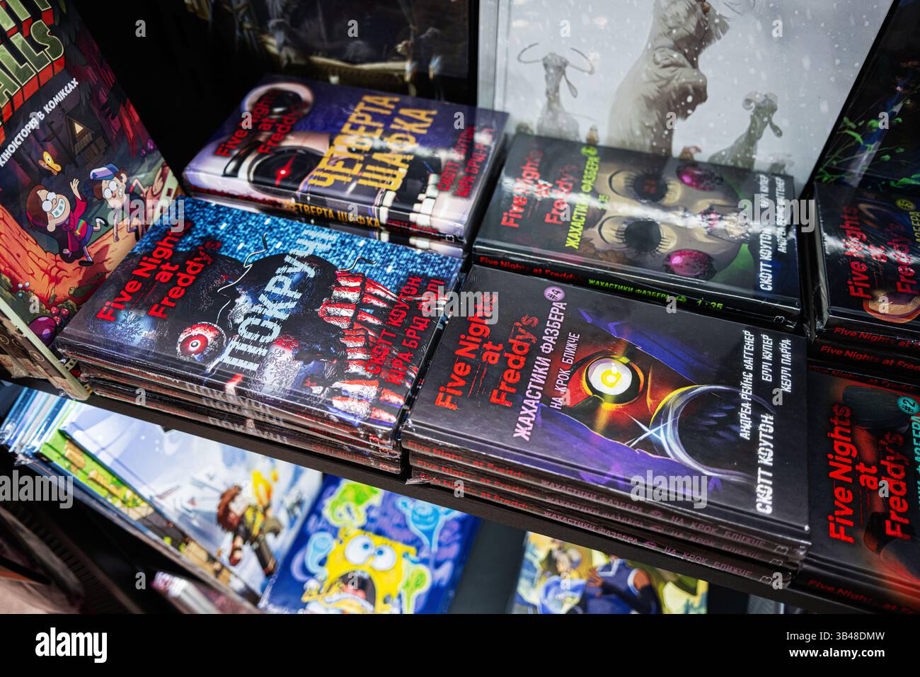 Ivano-Frankivsk, Ucraina - 29 aprile 2025: Libri colorati su una serie di videogiochi esposti sugli scaffali di un negozio. Cinque notti da Freddy's Foto Stock