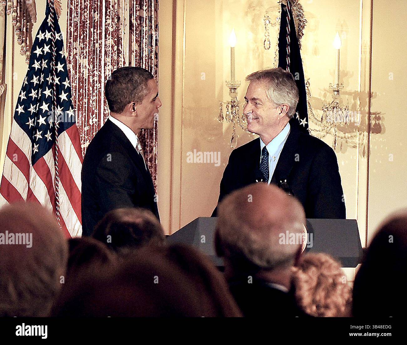 19 dicembre 2012 - il presidente degli Stati Uniti Barack Obama è accolto con favore dal vice segretario di Stato degli Stati Uniti William J. Burns.. Dichiarazione di Barack Obama sulla politica di controllo delle armi, Washington D.C., America - 19 dicembre 2012. (Immagine di credito: ©Ron Sachs/CNP tramite filo ZUMA) Foto Stock