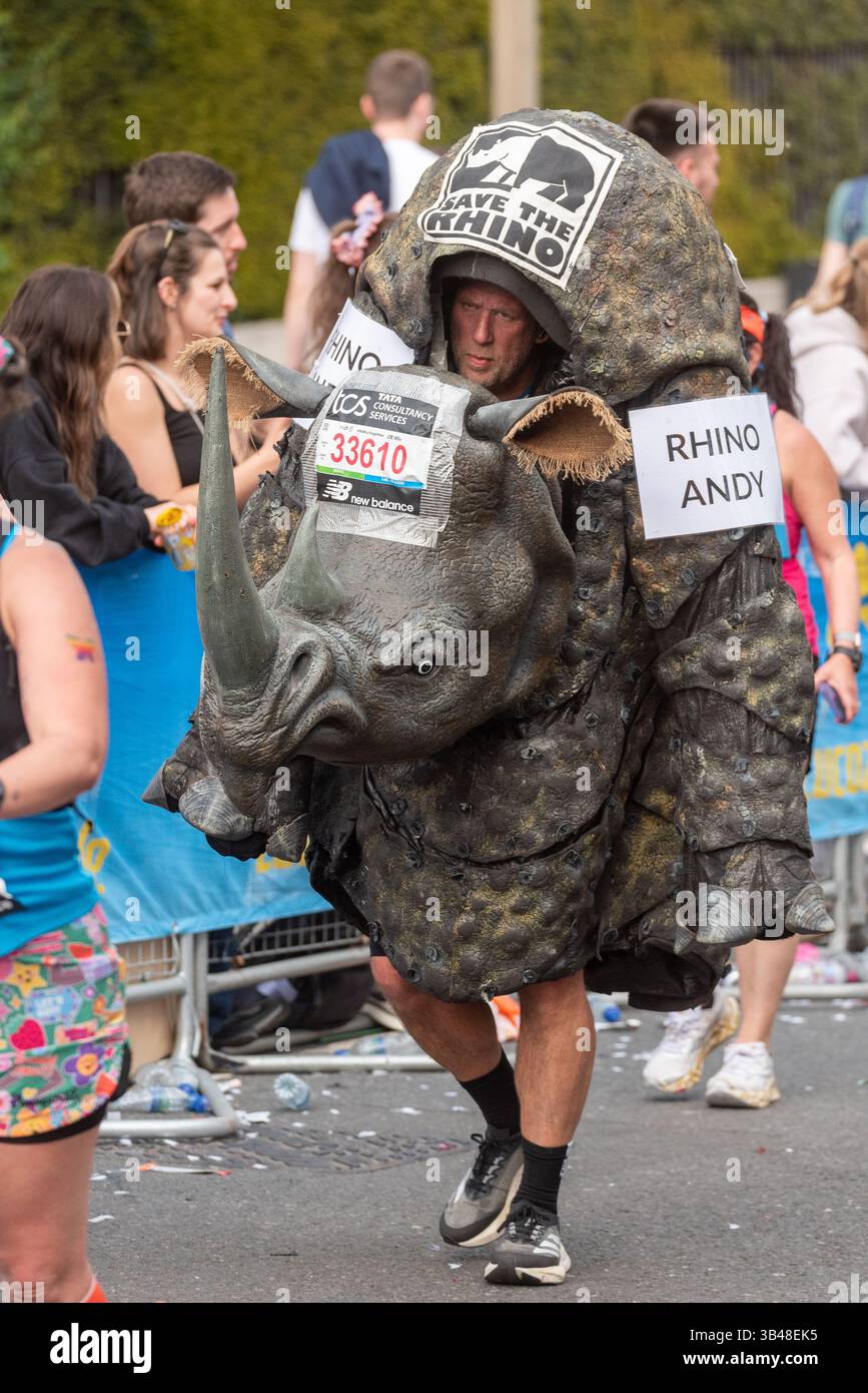 Salva il costume di beneficenza Rhino di Rhino Andy, Andy Delderfield, che gareggia nella TCS London Marathon 2025, passando per Tower Hill, Londra, Regno Unito, Foto Stock