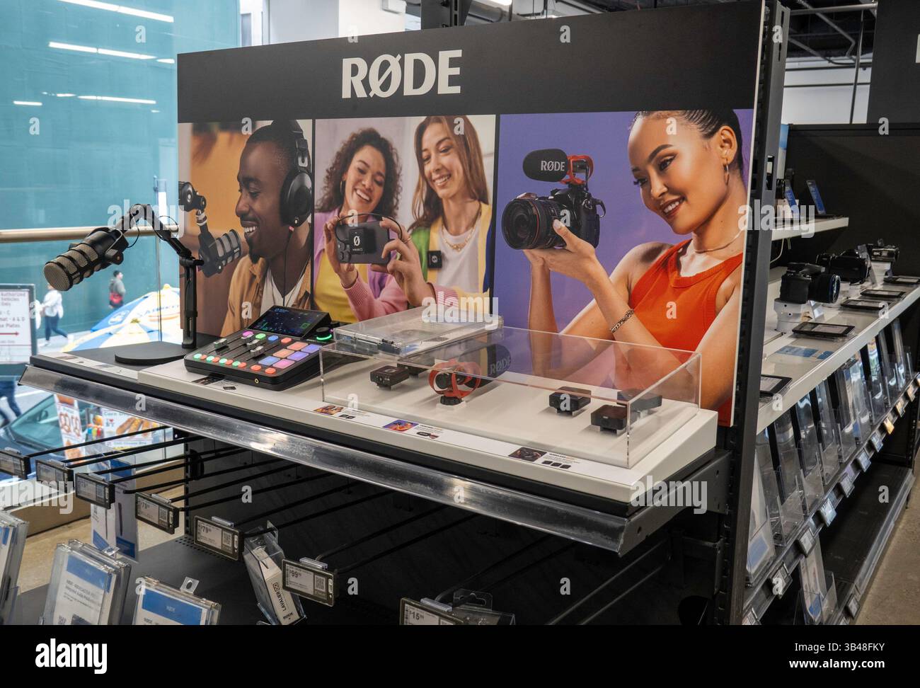 BEST Buy è un rivenditore di elettronica di consumo situato sulla Fifth Avenue, 2025, Midtown Manhattan, New York City, Stati Uniti Foto Stock