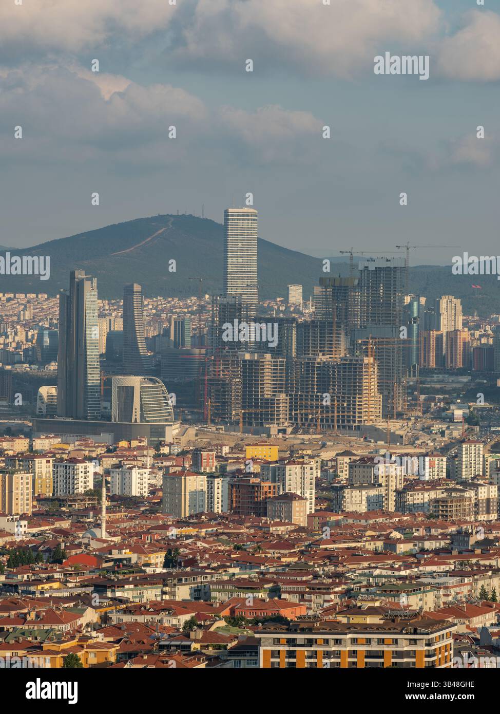 Paesaggio urbano moderno con grattacieli e progetti di costruzione in corso, che rappresentano lo sviluppo urbano e il progresso architettonico in una città in crescita. Foto Stock