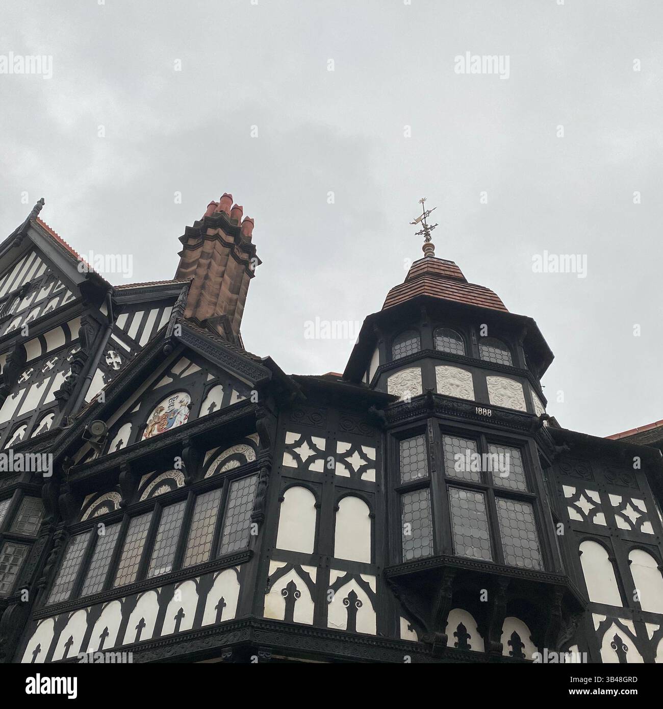 La suggestiva architettura in legno bianco e nero di Chester - Immagine stock catturata con smartphone