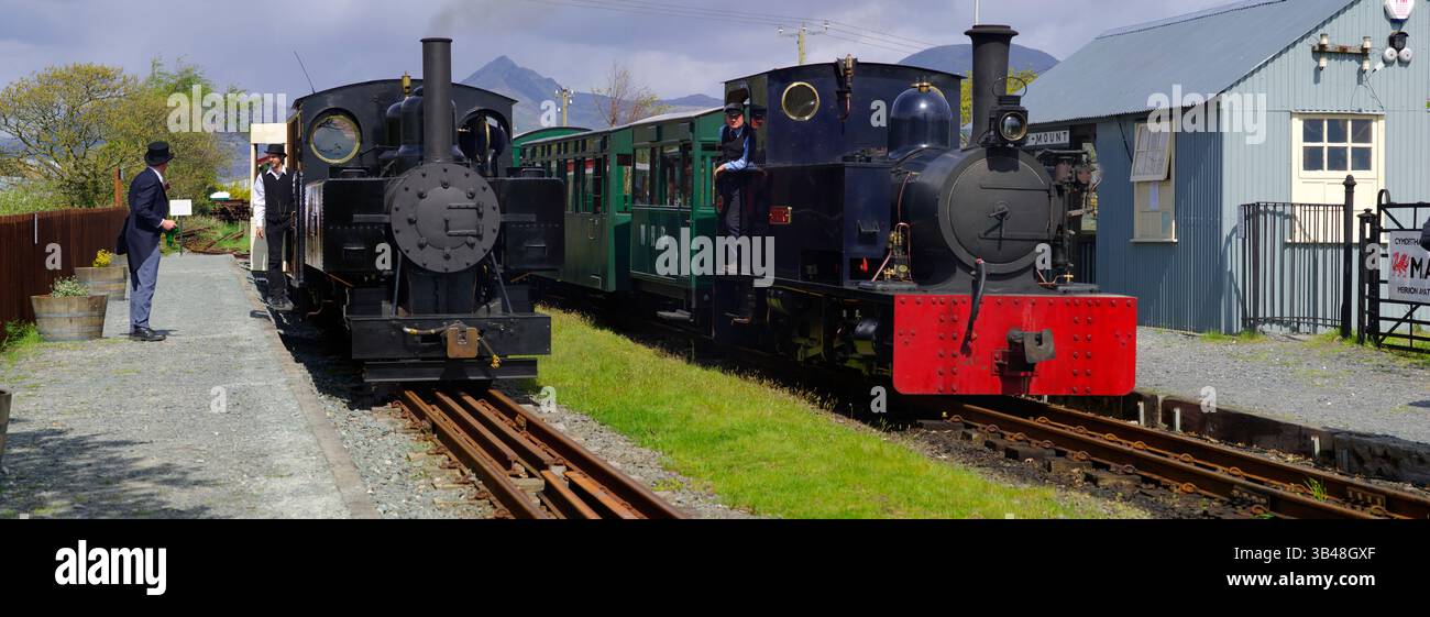 Baldwin 4-6-0 e Bagnall 0-4-2 Gelert, presso la stazione di Pen y Mount, Welsh Highland Heritage Railway, Porthmadog, Galles del Nord, Foto Stock