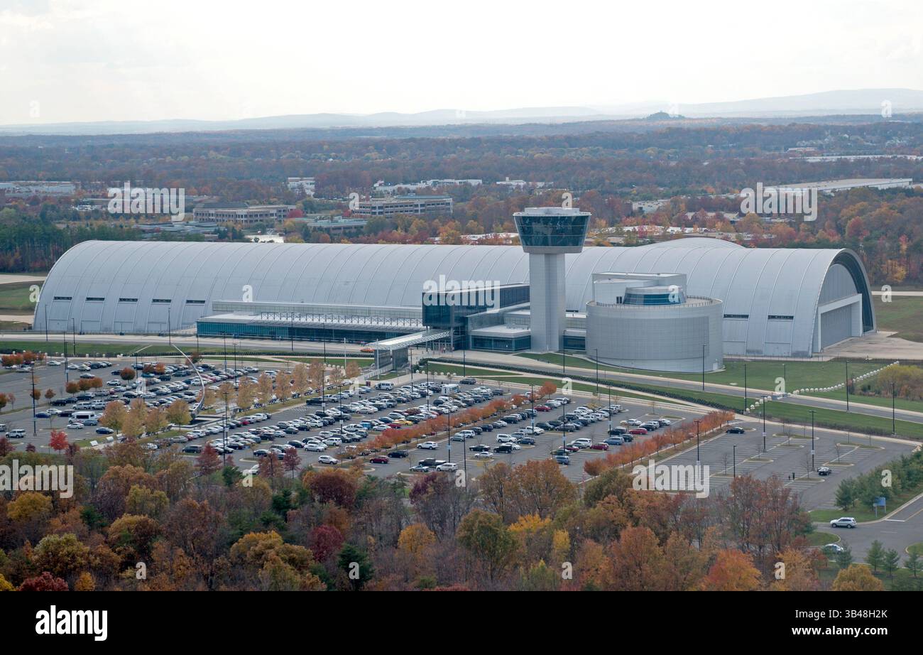 2 novembre 2013 - Chantilly, Virginia, USA - Vista aerea dello Steven F. Udvar-Hazy Center dello Smithsonian National Air and Space Museum attraverso la finestra di una compagnia aerea di linea in arrivo all'aeroporto internazionale Dulles di Washington a Chantilly, Virginia, USA, 2 novembre 2013. (Immagine di credito: ©Ron Sachs/CNP tramite filo ZUMA) Foto Stock