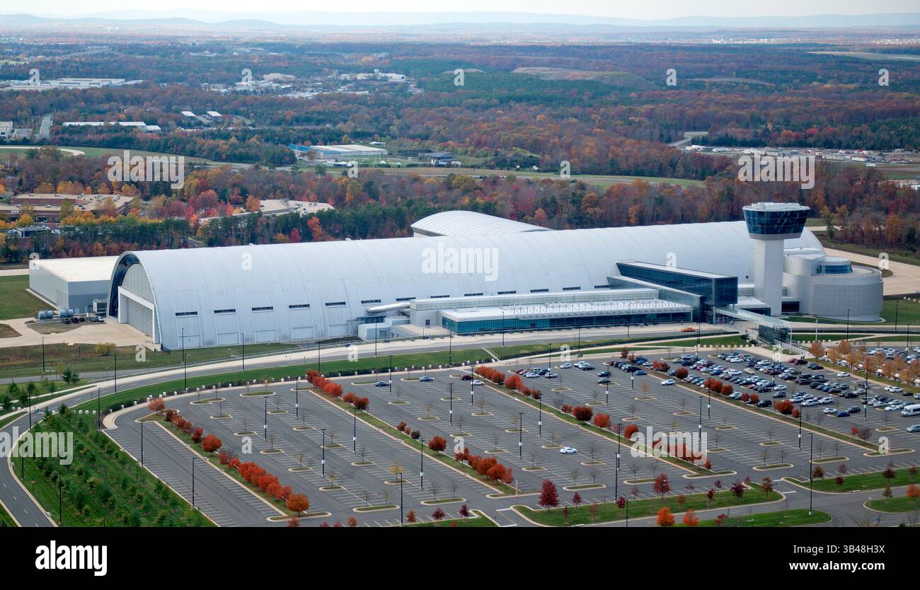 2 novembre 2013 - Chantilly, Virginia, USA - Vista aerea dello Steven F. Udvar-Hazy Center dello Smithsonian National Air and Space Museum attraverso la finestra di una compagnia aerea di linea in arrivo all'aeroporto internazionale Dulles di Washington a Chantilly, Virginia, USA, 2 novembre 2013. (Immagine di credito: ©Ron Sachs/CNP tramite filo ZUMA) Foto Stock
