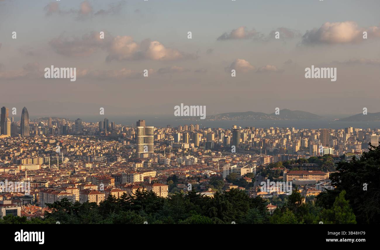 Paesaggio urbano moderno con grattacieli e progetti di costruzione in corso, che rappresentano lo sviluppo urbano e il progresso architettonico in una città in crescita. Foto Stock