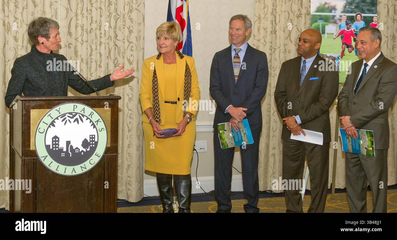 21 gennaio 2015 - Washington, District of Columbia, USA - il Segretario degli interni degli Stati Uniti Sally Jewell (L) esorta il Congresso degli Stati Uniti a rinnovare il Land and Water Conservation Fund prima che scada a settembre a Washington DC, USA, 21 gennaio 2015. Negli ultimi 50 anni, la LWCF ha utilizzato le royalties offshore per il petrolio e il gas per finanziare la creazione di oltre 42.000 parchi statali e locali, parchi giochi, rifugi per la fauna selvatica urbana, strade verdi, sentieri e spazi aperti. Da sinistra a destra: Segretario Jewell, sindaco di Fort Worth Betsy Price, sindaco di Salt Lake City Ralph Becker, sindaco di Denver Michael B. Hancock Foto Stock