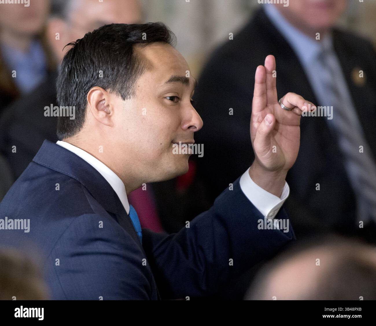 23 maggio 2014 - Washington, Distretto di Columbia, Stati Uniti - il rappresentante degli Stati Uniti Joaquin Castro (Democratico del Texas) ondata alla famiglia prima che suo fratello sindaco JuliÃ¯Â¿Â½n Castro di San Antonio, Texas, fosse annunciato come candidato del presidente degli Stati Uniti Barack Obama per succedere a Shaun Donovan come Segretario degli Stati Uniti per l'edilizia abitativa e lo sviluppo urbano (HUD) nella sala da pranzo statale della Casa Bianca a Washington, D.C. venerdì 23 maggio 2014. (Immagine di credito: ©Ron Sachs/CNP tramite filo ZUMA) Foto Stock