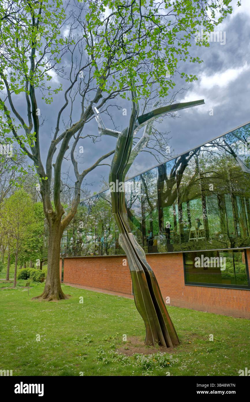 Facciata laterale dell'estensione della Whitworth Art Gallery a Manchester, Inghilterra. Questa vista include le opere d'arte simili ad alberi in acciaio inossidabile di Anya Gallaccio. Foto Stock