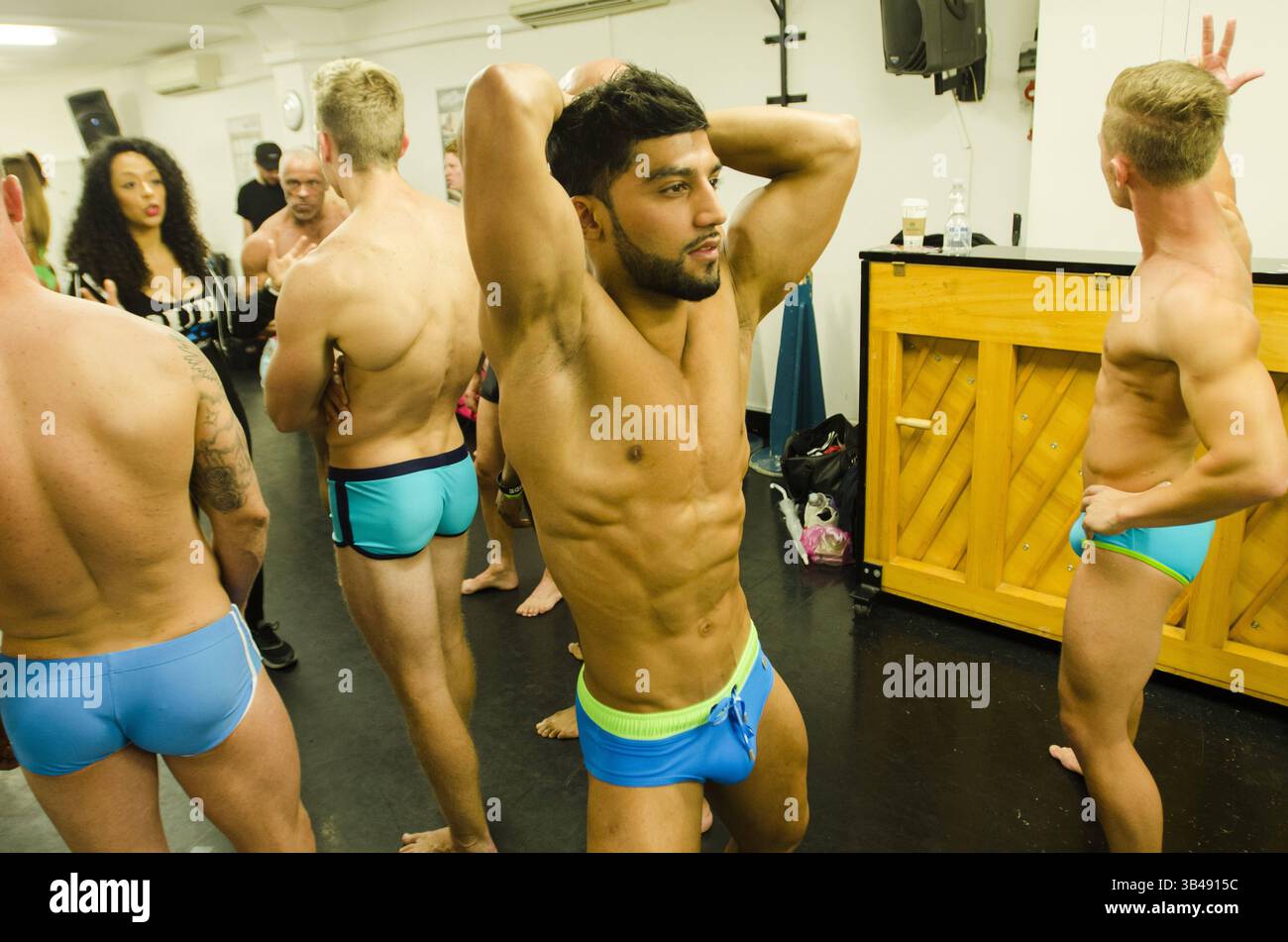 5 settembre 2015 - London W1, UK, UK - Rohan Verma 25 dentista con MOD lavora in un campo dell'esercito ..concorrenti di tutti i ceti sociali preparano per il concorso di modelli di fitness Pure Elite il 27 settembre Beck Theatre Hayes sotto l'occhio esperto e rigoroso di Audrey Kaipio ex ballerina è diventata allenatore di posa professionale che addebita un 150 all'ora per i suoi servizi. Pure Elite è la competizione di modelli di bikini, fitness e muscoli in più rapida crescita in europa. Le categorie includono modello di fitness, bikini baby e mamma che sollevano le donne, nonché il corpo da spiaggia, modello di fitness e bodybuilding per gli uomini. (Credito immag Foto Stock