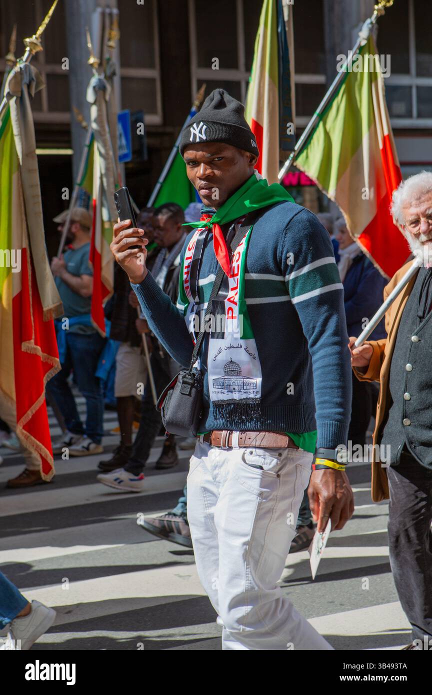 Parma Italia 25 aprile protesta manifestazioni multiculturali di folla bandiere centro città attivismo politico manifestazione pubblica. Foto Stock