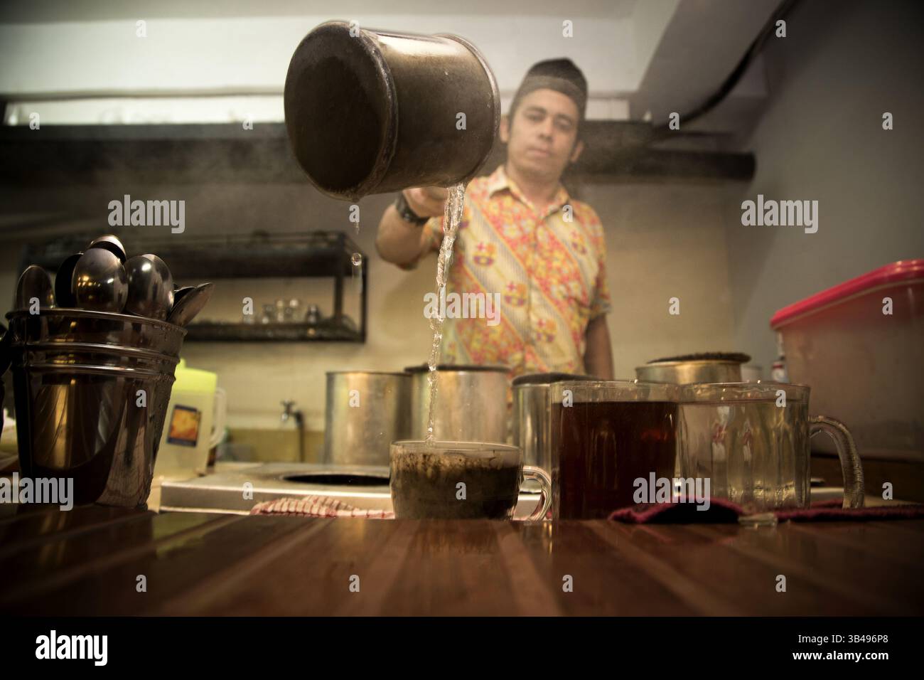 1° luglio 2015 - Giacarta, Giacarta, Indonesia - il processo unico per la preparazione del caffè aceh gayo. Il Gayo Coffee è uno dei tipici arcipelago di caffè di Aceh, favorito da vari circoli nel mondo. Aroma e sapore del caffè Gayo molto distintivi. La maggior parte del caffè esistente ha lasciato un gusto amaro sulla lingua. Il gusto del caffè Gayo dell'originale risiede nell'aroma fragrante e nel gusto saporito difficilmente amaro. Il Boulevard Coffee and resto si trova in H Fachrudin Street No. 5-Tanah Abang Jakarta forniva il famoso caffè preparato da nativi aceh che consegnava il gusto del famoso caffè Foto Stock