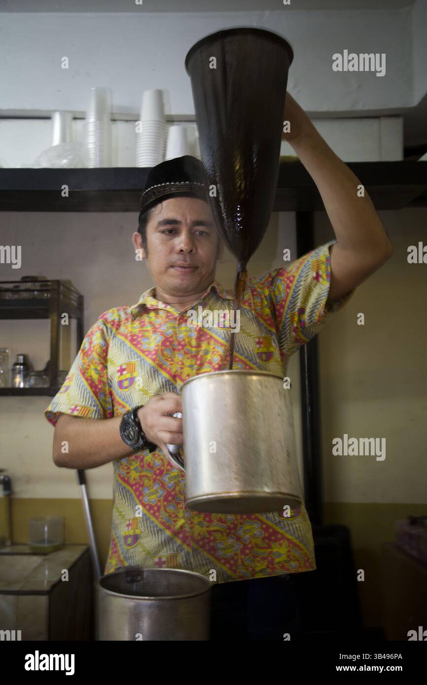 1° luglio 2015 - Giacarta, Giacarta, Indonesia - il processo unico per la preparazione del caffè aceh gayo. Il Gayo Coffee è uno dei tipici arcipelago di caffè di Aceh, favorito da vari circoli nel mondo. Aroma e sapore del caffè Gayo molto distintivi. La maggior parte del caffè esistente ha lasciato un gusto amaro sulla lingua. Il gusto del caffè Gayo dell'originale risiede nell'aroma fragrante e nel gusto saporito difficilmente amaro. Il Boulevard Coffee and resto si trova in H Fachrudin Street No. 5-Tanah Abang Jakarta forniva il famoso caffè preparato da nativi aceh che consegnava il gusto del famoso caffè Foto Stock