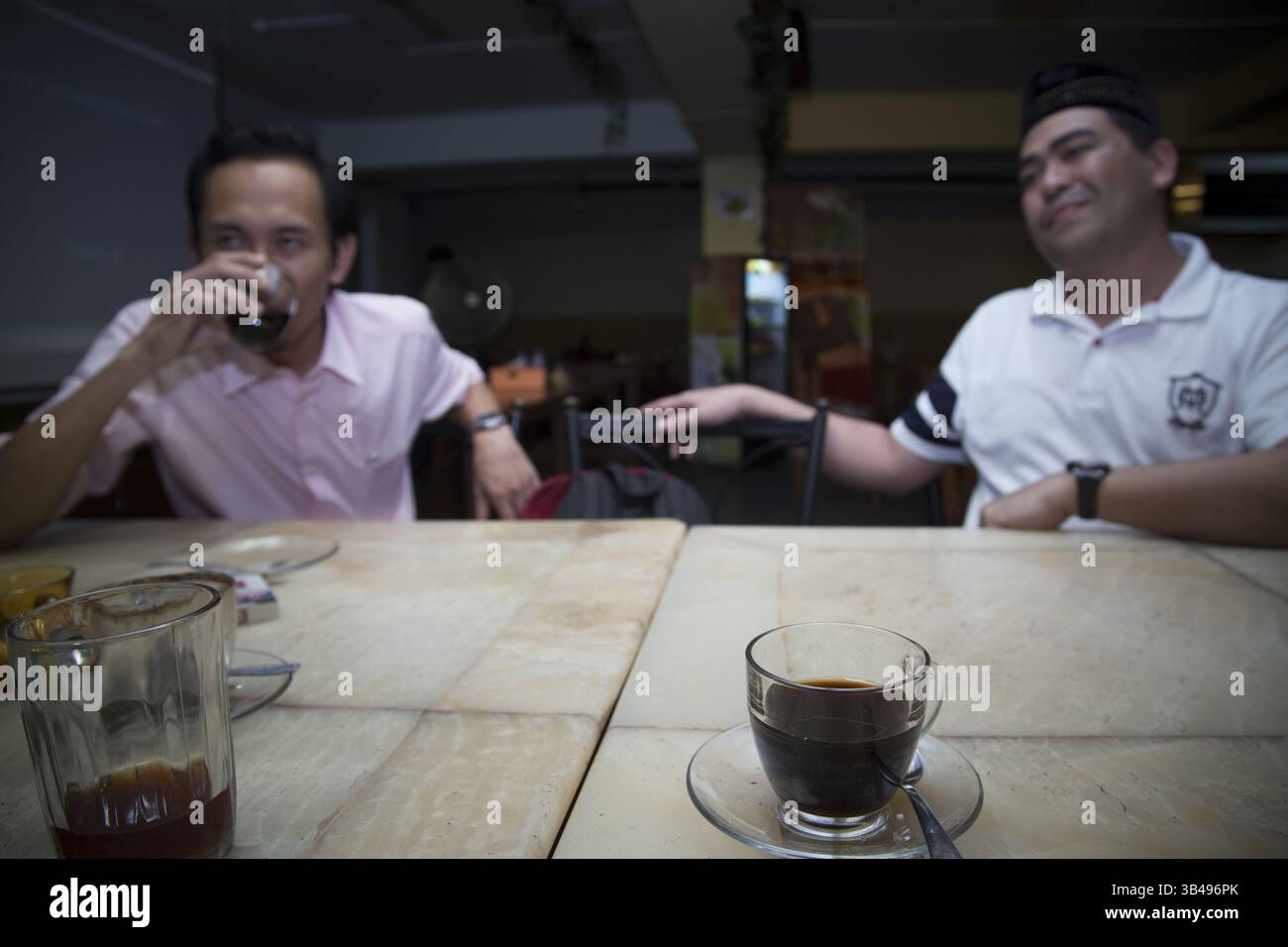 1° luglio 2015 - Giacarta, Giacarta, Indonesia - caffè nero forte Aceh gayo, che ha un sapore più forte del caffè espresso. Il Gayo Coffee è uno dei tipici arcipelago di caffè di Aceh, favorito da vari circoli nel mondo. Aroma e sapore del caffè Gayo molto distintivi. La maggior parte del caffè esistente ha lasciato un gusto amaro sulla lingua. Il gusto del caffè Gayo dell'originale risiede nell'aroma fragrante e nel gusto saporito difficilmente amaro. Il Boulevard Coffee and resto si trova in H Fachrudin Street No. 5-Tanah Abang Jakarta e fornisce il famoso caffè preparato dagli abitanti locali di aceh del Foto Stock