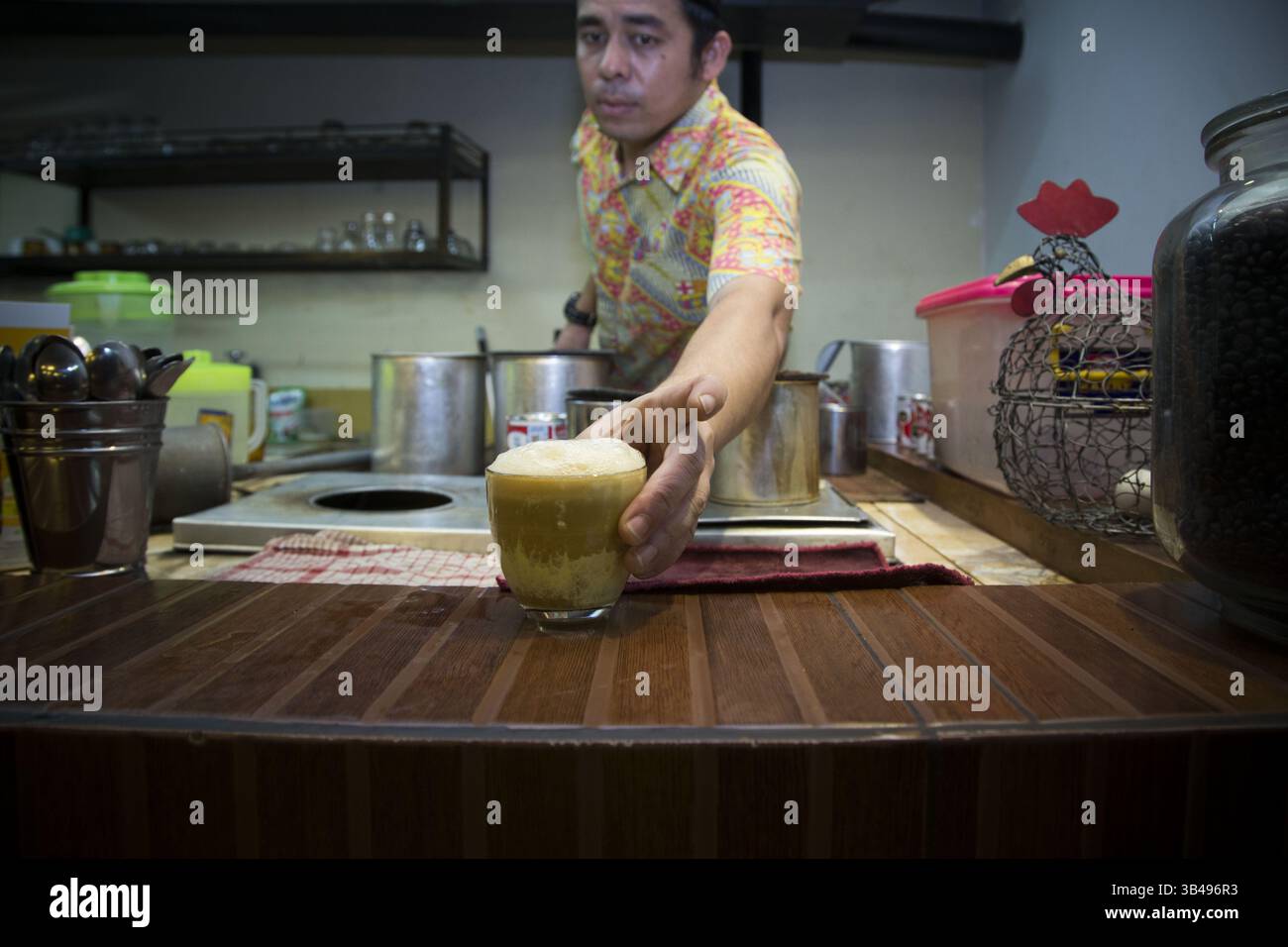 1° luglio 2015 - Giacarta, Giacarta, Indonesia - caffè Aceh gayo pronto da servire. Il Gayo Coffee è uno dei tipici arcipelago di caffè di Aceh, favorito da vari circoli nel mondo. Aroma e sapore del caffè Gayo molto distintivi. La maggior parte del caffè esistente ha lasciato un gusto amaro sulla lingua. Il gusto del caffè Gayo dell'originale risiede nell'aroma fragrante e nel gusto saporito difficilmente amaro. Il Boulevard Coffee and resto si trova in H Fachrudin Street No. 5-Tanah Abang Jakarta forniva il famoso caffè preparato da persone native aceh che consegnavano il gusto del famoso caffè a persone che Foto Stock