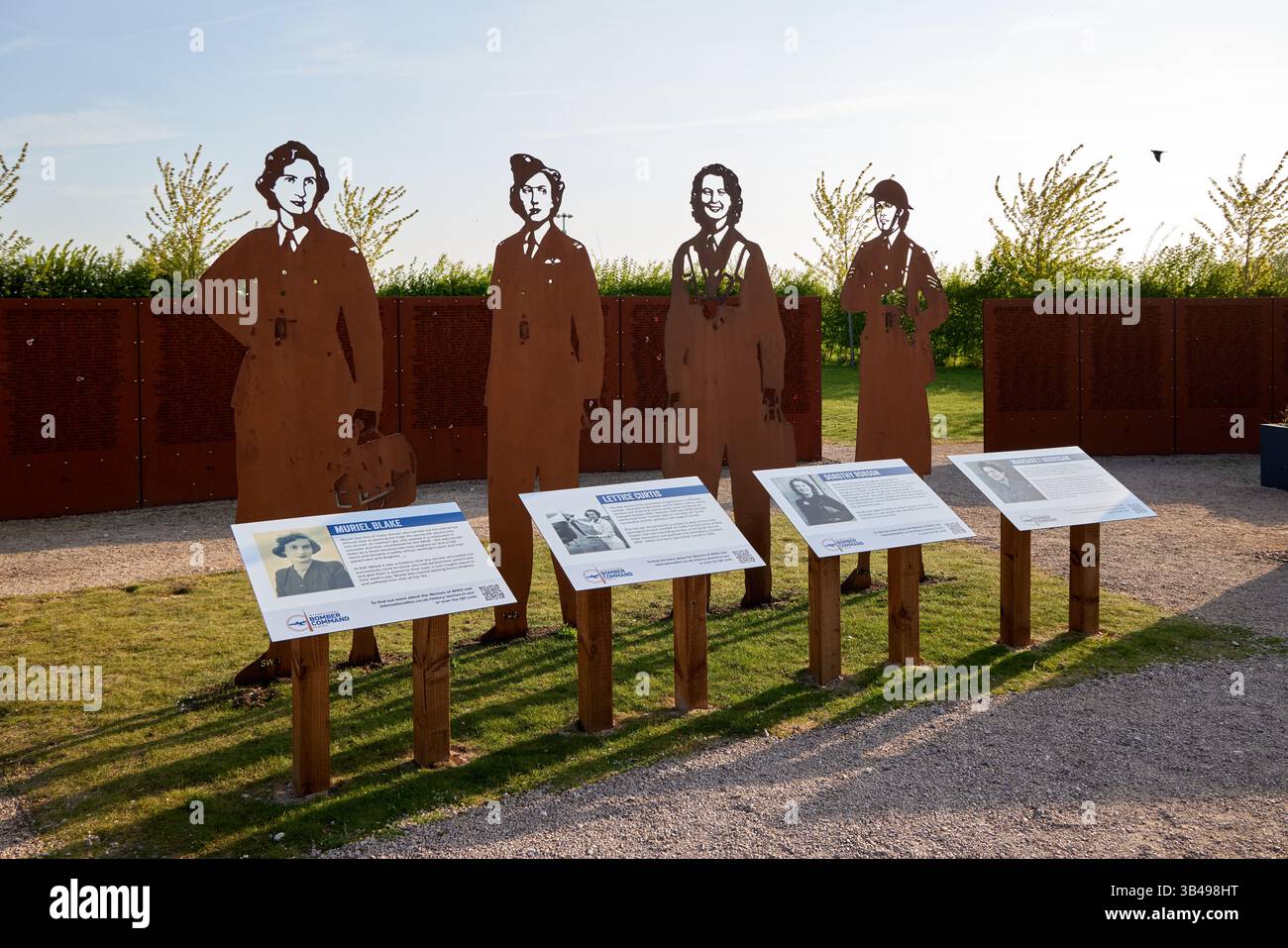 International Bomber Command Centre Women in War Memorial, inaugurato nel 2018, l'International Bomber Command Centre (IBCC) è un memoriale e un'interpretazione Foto Stock