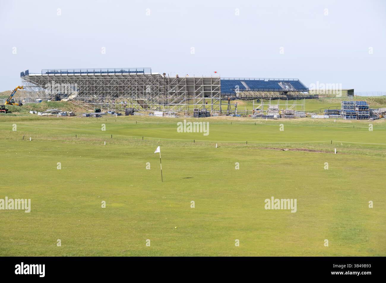 Portrush, Irlanda del Nord - 29 aprile 2025: Stand di osservazione dei visitatori in fase di costruzione in vista del 153° Campionato Open di golf al Royal Portr Foto Stock