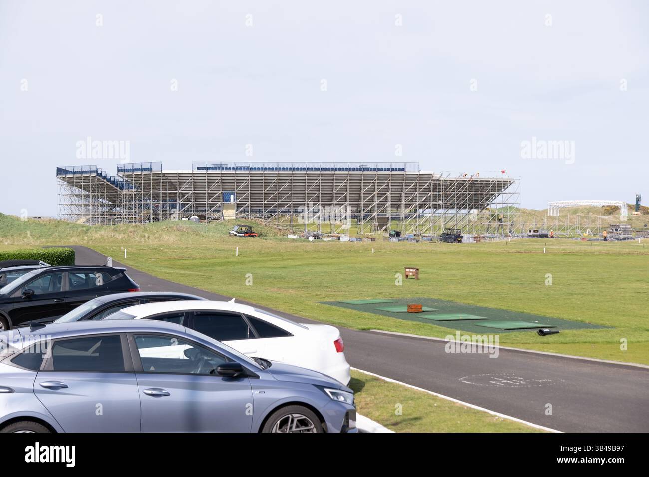 Portrush, Irlanda del Nord - 29 aprile 2025: Si erge al Royal Portrush Golf Club mentre il campo si prepara ad ospitare il 153° Campionato Open Foto Stock