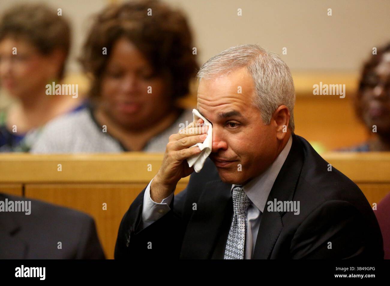 6 agosto 2015 - Clearwater, Florida, Stati Uniti - DOUGLAS R. CLIFFORD | Times.Attorney Stephen Diaco reagisce alla testimonianza della sua ex dipendente, governante e tata Shirley Reese, di Temple Terrace, che ha parlato del coinvolgimento di Diaco nel fornire pasti per i senzatetto, donazioni per la sua chiesa e aiuto per un reclamo per lesioni durante l'udienza davanti a Pinellas-Pasco Senior Judge W. Douglas Baird al Pinellas County Justice Center di Clearwater. (Immagine di credito: © Douglas R. Clifford/Tampa Bay Times via cavo ZUMA) Foto Stock