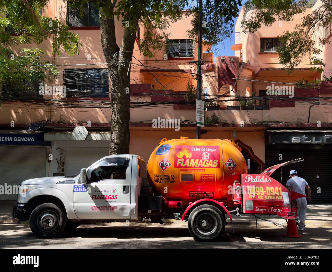 Consegna di gas tramite camion nel quartiere condesa di città del Messico, Messico Foto Stock