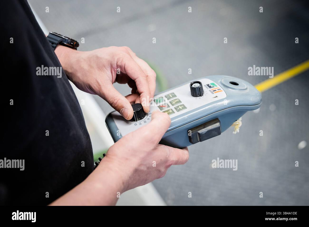 Berlino, Germania. 29 aprile 2025. Un uomo gestisce una fresatrice 3D in un'officina per la lavorazione del legno e dei metalli presso Malzfabrik Schöneberg. In occasione della Festa del lavoro, i centri di lavoro di Berlino stanno organizzando la campagna di collocamento "Walk-to-Job", in cui i posti di lavoro vengono presentati da varie aziende locali, dalle Start-up alle imprese creative fino ai piccoli e grandi produttori. Crediti: Christoph Soeder/dpa/Alamy Live News Foto Stock