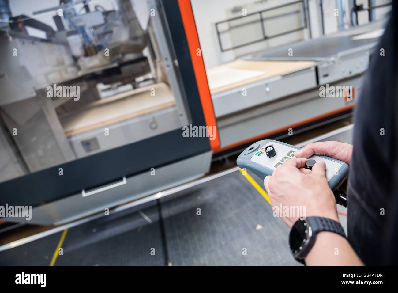 Berlino, Germania. 29 aprile 2025. Un uomo gestisce una fresatrice 3D in un'officina per la lavorazione del legno e dei metalli presso Malzfabrik Schöneberg. In occasione della Festa del lavoro, i centri di lavoro di Berlino stanno organizzando la campagna di collocamento "Walk-to-Job", in cui i posti di lavoro vengono presentati da varie aziende locali, dalle Start-up alle imprese creative fino ai piccoli e grandi produttori. Crediti: Christoph Soeder/dpa/Alamy Live News Foto Stock